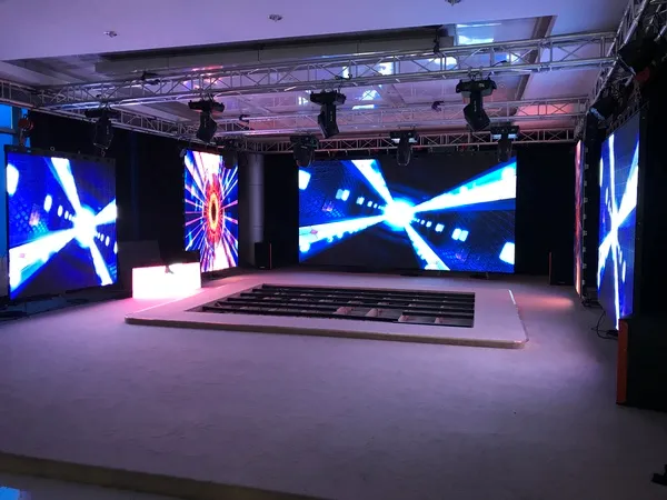Estrutura com painéis de LED em ambiente de evento